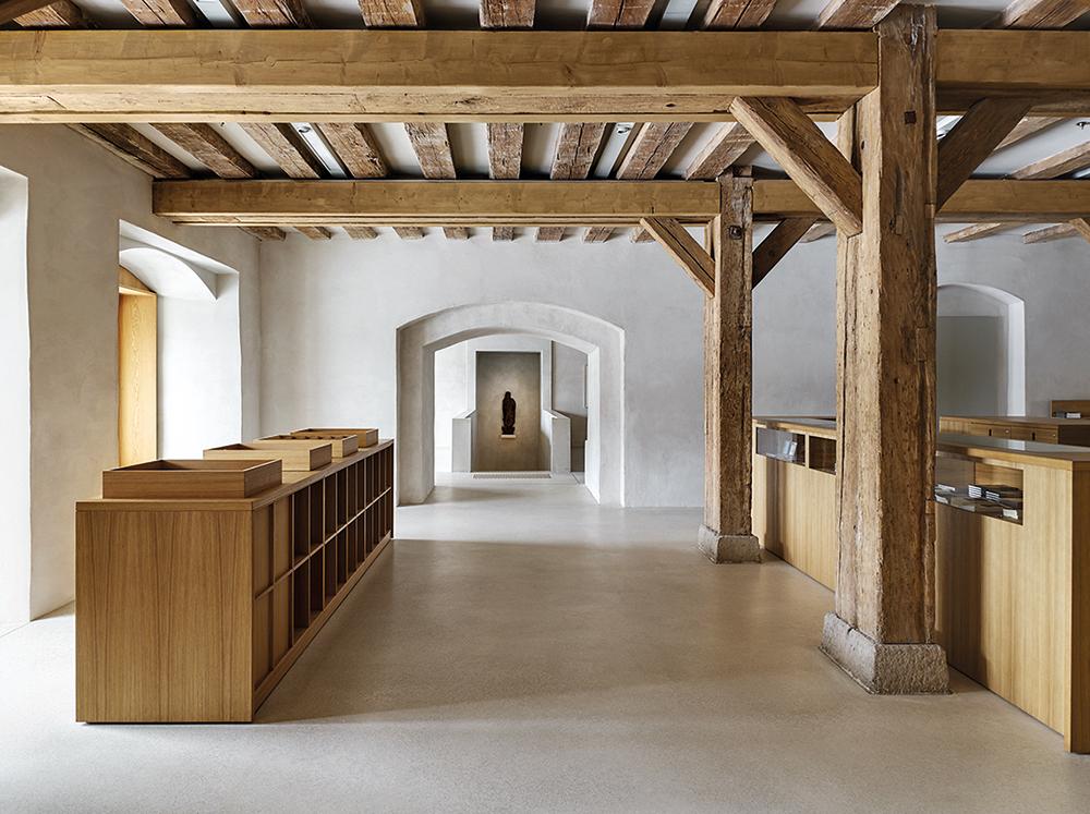 Die Enfiladen, Holzbalkendecken und das Ziegelgewölbe in den Ausstellungsbereichen und der Bibliothek stammen aus der Zeit der Kasernennutzung.