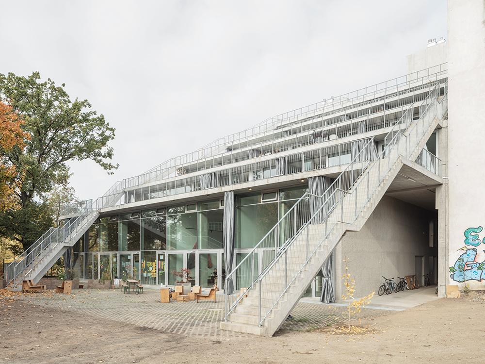 Der Typus des Terrassenhauses wurde in Berlin neu interpretiert: Große Freibereiche vor den Ateliers und zwei Außentreppen fördern Begegnungen von Nutzern und Besuchern.