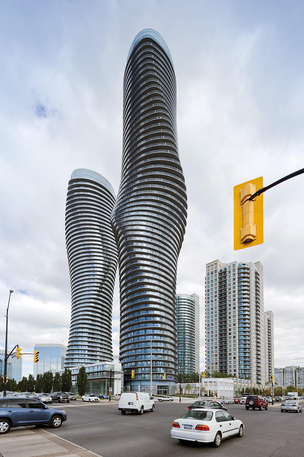 50 und 56 Geschosse zählen die beiden Wohntürme Absolute Towers des Architekturbüros Mad in Mississauga bei Toronto. Bei Gebäuden dieser Höhe kann die Wahl des Aufzugskonzepts entscheidenden Einfluss auf die Flächeneffizienz haben.