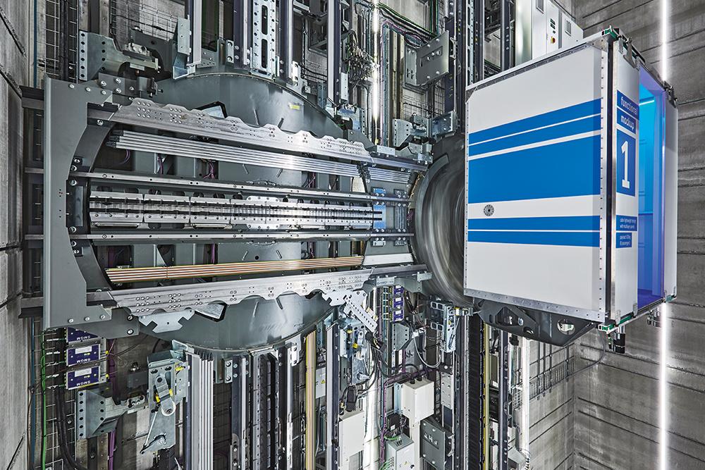 Bei seillosen Aufzügen mit Linearmotor zirkulieren die Kabinen wie bei einem Paternoster in einem Kreislaufsystem mit einem Aufwärts- und einem Abwärtsstrang. Am oberen und unteren Ende lenken drehbare „Exchanger“ die Kabinen von der Vertikalen in die Horizontale um.
Seillose Systeme eignen sich vor allem als Shuttle-Aufzüge mit Haltepunkten alle 50 bis 100 m.