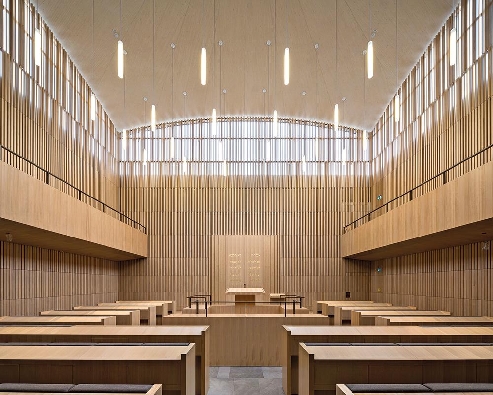 Die Gemeinde folgt dem orthodoxen Ritus: Sitzbänke und das zentrale Lesepult orientieren sich Richtung Ostwand mit dem Thoraschrein. Die Akustik erlaubt es, den Raum ohne elektrische Verstärker zu nutzen, wie es ein Gebot zum Sabbat will.