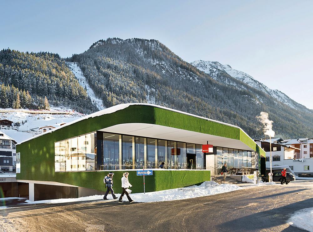 Schöner Schein: Im Tiroler Skiort Ischgl versahen Ventira Architekten die MPreis-Filiale mit einem mit Kunstrasen beschichteten Wärmedämmverbundsystem.