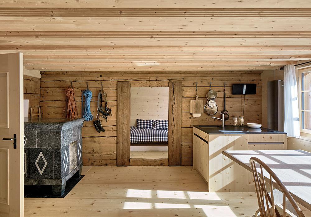 Im Inneren des Hauses wechseln sich Fachwerk- und Blockbohlenwände mit massivem Mauerwerk ab. Alle Außenwände erhielten eine Innendämmung, teils mit Holz- und teils mit Gipskartonverkleidung.