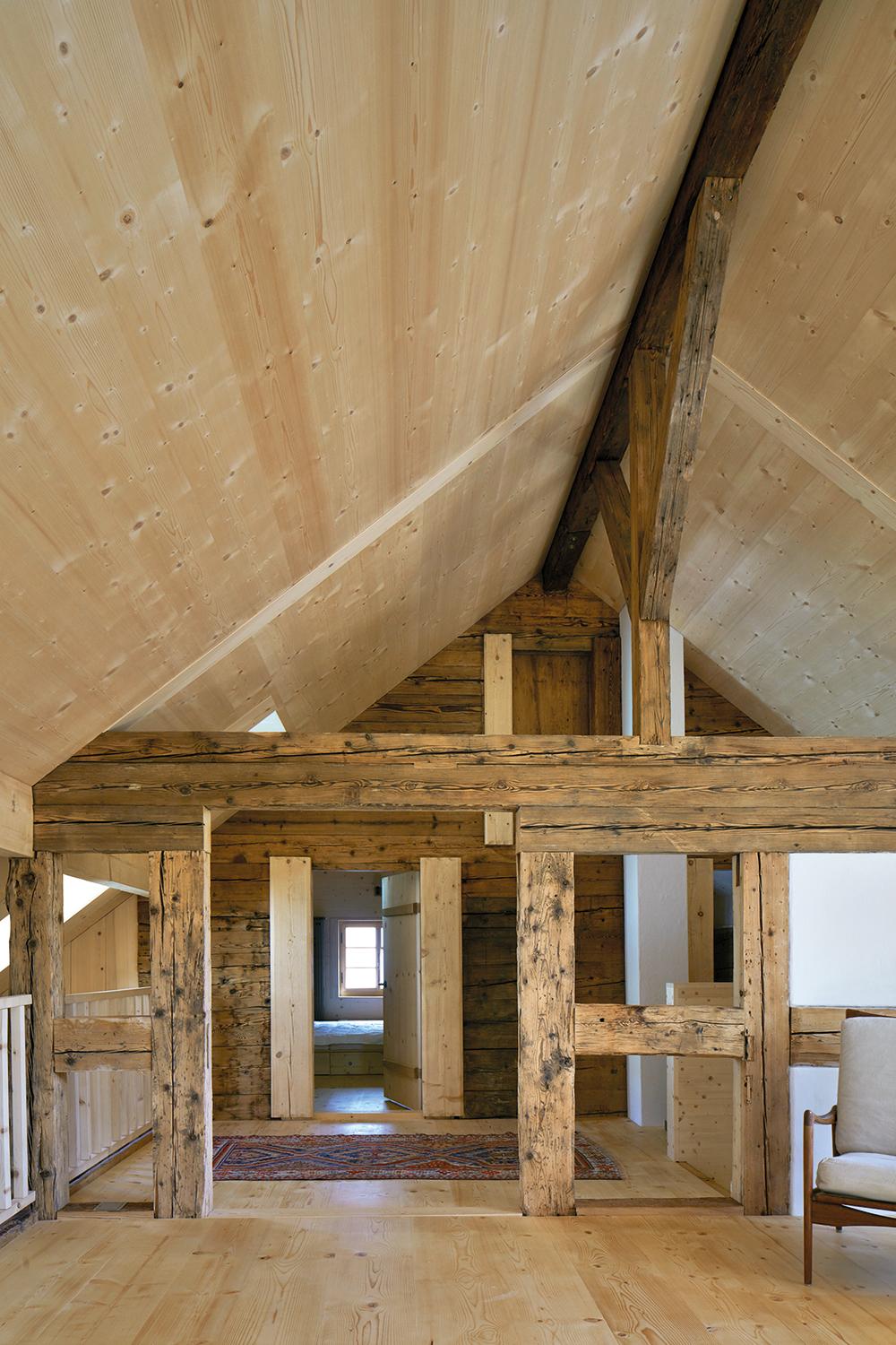 Im Inneren des Hauses wechseln sich Fachwerk- und Blockbohlenwände mit massivem Mauerwerk ab. Alle Außenwände erhielten eine Innendämmung, teils mit Holz- und teils mit Gipskartonverkleidung.
