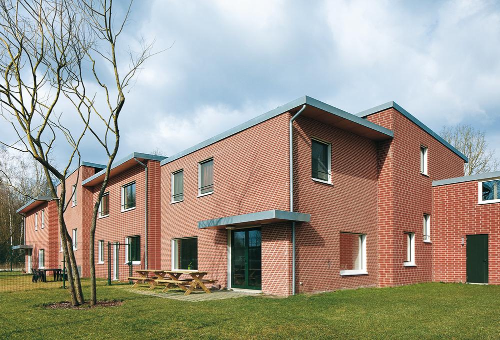 noAarchitecten verwenden für die Fassade des Emmaus Youth Welfare Centre in
Mechelen Ziegel in verschiedenen Maßen, um den 6 Häusern Individualität zu verleihen.