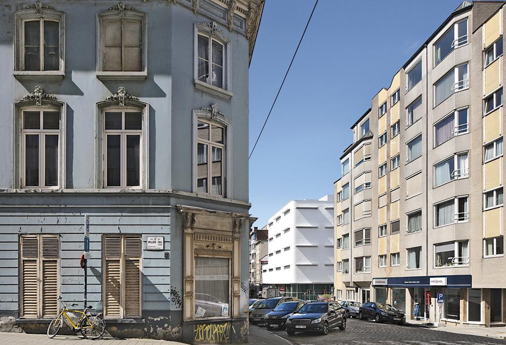 Robbrecht en Daem Architecten hüllen das Staatsarchiv in Gent in glasierten Ziegel. Hier werden historische Bücher, Karten und Pläne aufbewahrt.