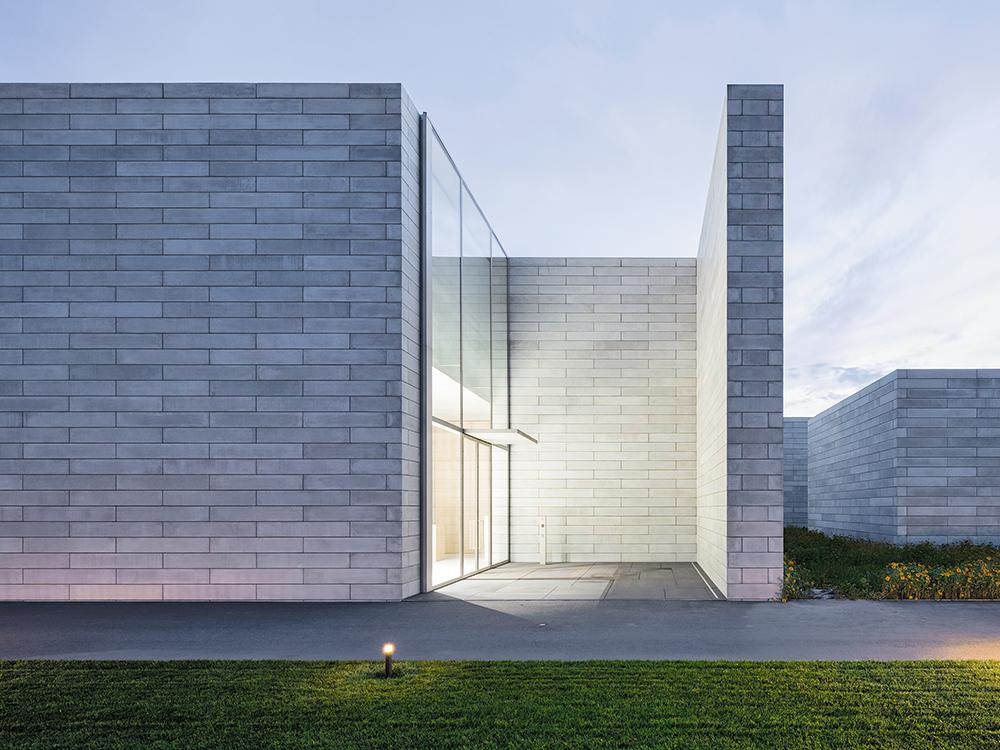 Glenstone offers art not only within the museum. In the roughly 1.2 km2 park, works by artists such as Jeff Koons and Richard Serra are to be discovered, for example.