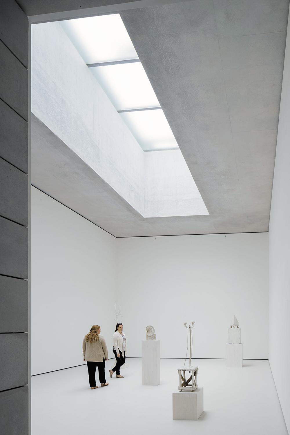 Viele Ausstellungsräume erhalten von oben natürliches Licht. Gezeigt wird moderne und zeitgenössische Kunst der Nachkriegsära.