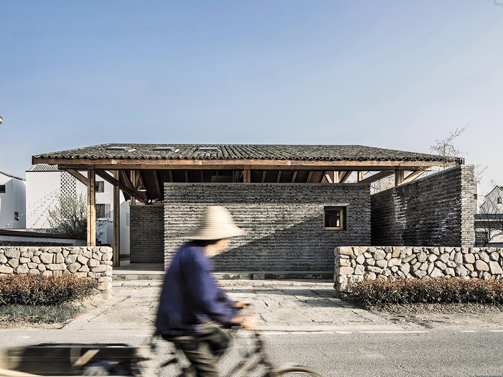 On its western side, the complex is closed by a continuous facade. The eastern side opens on to the street space.