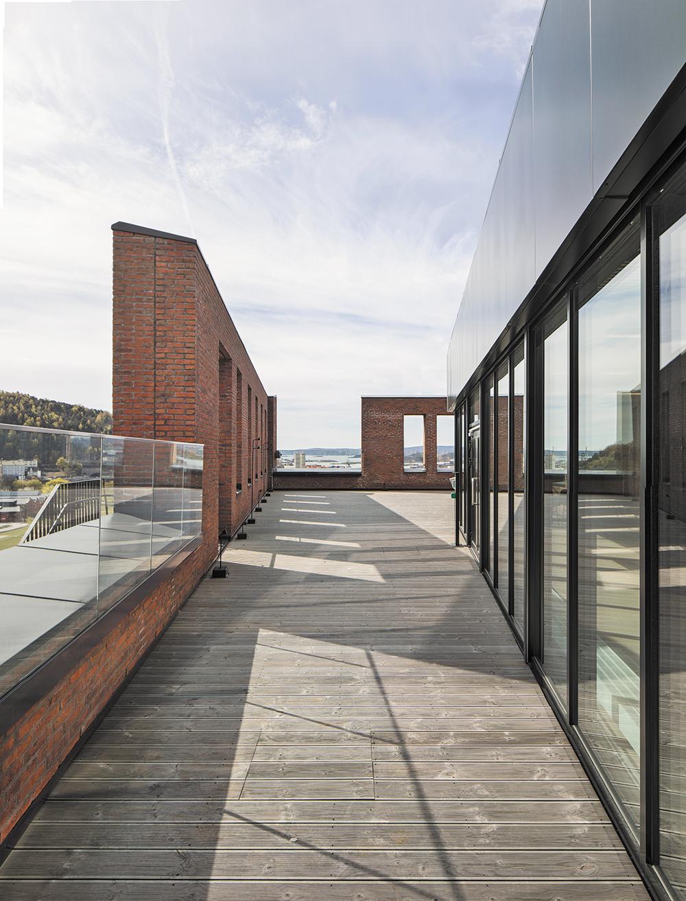 Beliebter Treffpunkt ist die Dachterrasse im 10. Obergeschoss. Von dort genießen Besucher die Aussicht auf den Fjord im Süden und die Hügel von Ekeberg im Osten.