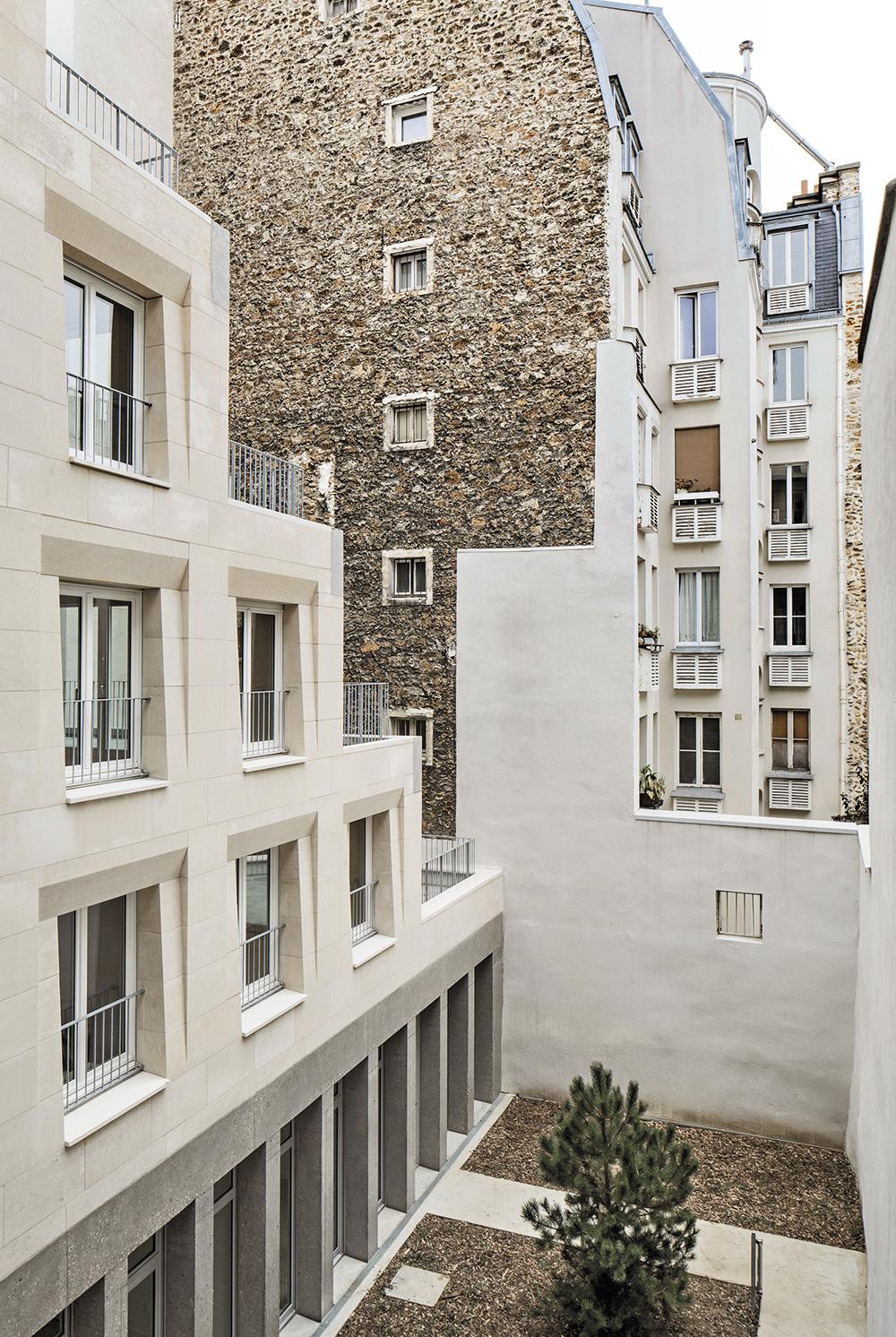 Der Neubau steht in enger Beziehung zum Bestand. Um einen ausreichenden Sonneneinfall zu gewährleisten, veringert sich die Gebäudehöhe im hinteren Teil geschossweise.