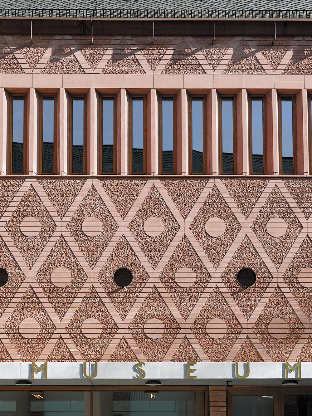 Historisches Museum Frankfurt: Die mit dem Industrieroboter bearbeiteten Steine der Eingangsfassade erzeugen eine Textur in Anspielung auf die umgebenden Fachwerkfassaden aus Holz.