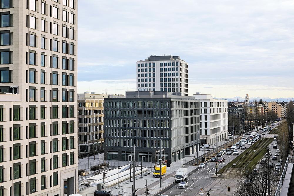 Ein Beispiel für massiv gemauerte Naturstein- fassaden zur Identität eines ganzen Neubauquartiers ist das Schwabinger Tor in München: Die höheren Investitionen für den Bau amortisieren sich mittelfristig durch niedrige Wartungskosten.