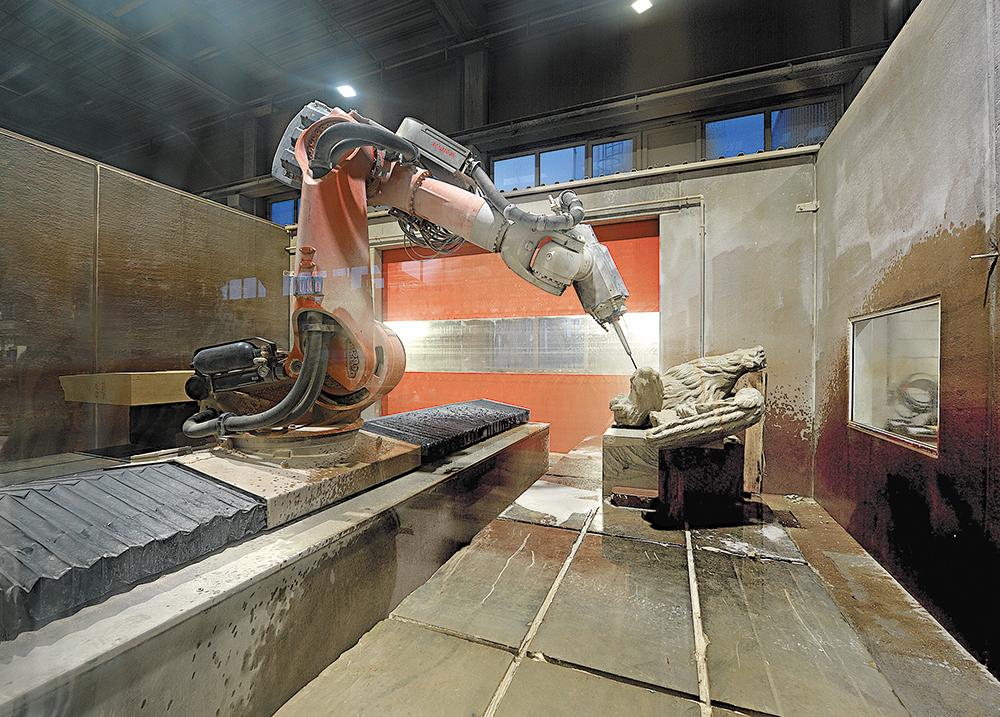 Die Industrieroboter können die individuellen Abmessungen jedes einzelnen der 47 Adler exakt nachbilden. Die Feinbearbeitung der Oberflächen geschieht von Hand.
