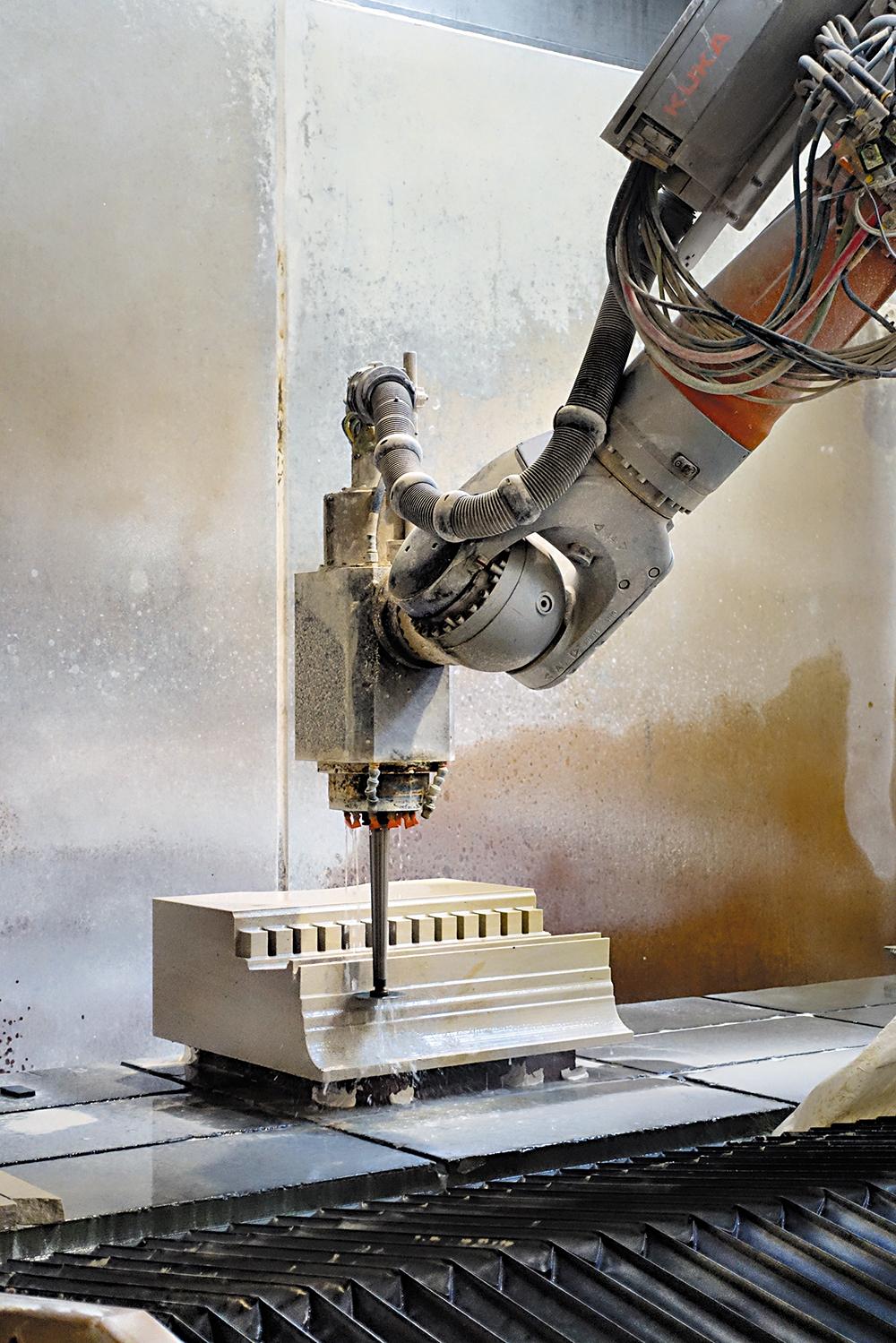 Die Industrieroboter können die individuellen Abmessungen jedes einzelnen der 47 Adler exakt nachbilden. Die Feinbearbeitung der Oberflächen geschieht von Hand.
