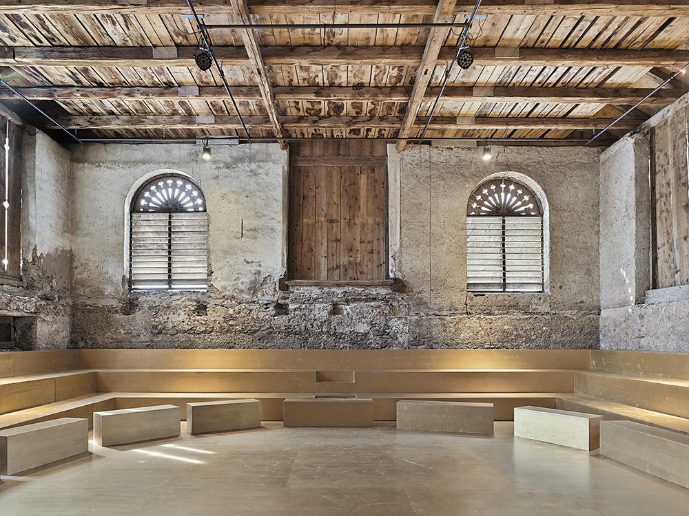 Das Wintertheater in der Scheune entwarfen Gasser, Derungs Innenarchitekturen zusammen mit Giovanni Netzer und Anina Weber. Sie gestalteten. auch die angrenzende Villa Carisch mit Theaterfoyer und Café.