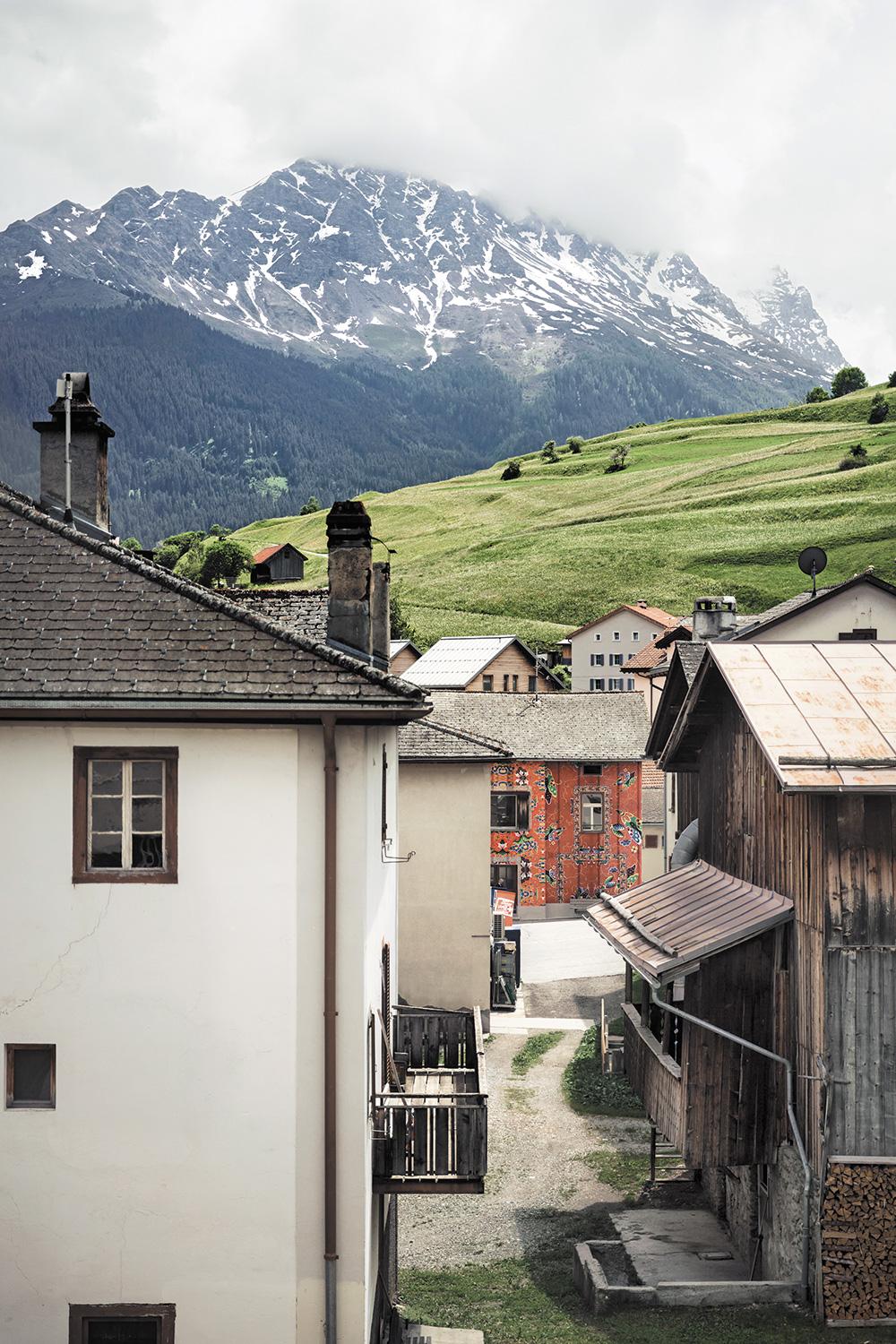 Der Textildesigner Martin Leuthold entwirft nicht nur Kostüme, Vorhänge und Tapeten. Auch die Fassade des alten Schulhauses am Kirchplatz, in dem heute Textilwerkstätten untergebracht sind, stammt aus seiner Feder.