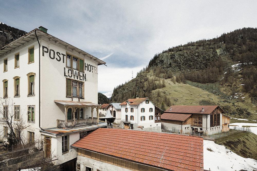 In Mulegns am Julierpass wurden früher die Postpferde gewechselt. Heute leben hier noch 19 Menschen und die Zeit scheint stehengeblieben zu sein.