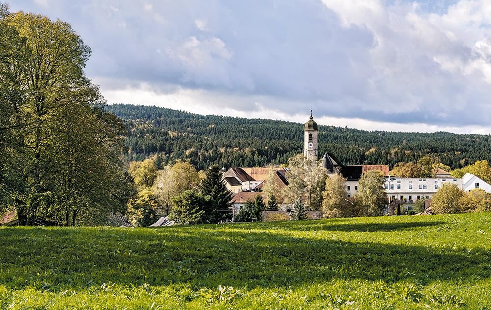 Prägend für Weyarn sind das Kloster sowie die ehemalige Stiftskirche St. Peter und Paul mit dem mittelalterlichen Turm. In unmittelbarer Nachbarschaft dazu, direkt auf dem Klosteranger, liegt die neue Wohnanlage von Kehrbaum Architekten. Dank der zurückhaltenden Gestaltung fügt sie sich gut in die bestehende Dorfstruktur ein.