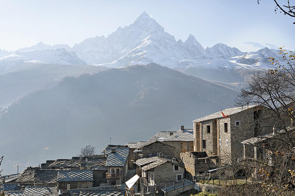 Massimo Crotti, Antonio De Rossi und Marie Pierre Forsans entwarfen das Kultur-zentrum Lou Pourtoun im Piemont. Unter einem Dach vereinen sie sechs Baukörper, die sich im Maßstab an die Dorfbebauung anlehnen.