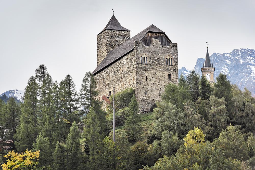 Die Burg aus dem Jahr 1230 thront auf einem Felssporn und ist dem Dorf vorgelagert. An der Umgestaltung zum Theater waren Jürg Conzett, Marcel Liesch und Giovanni Netzer beteiligt.
