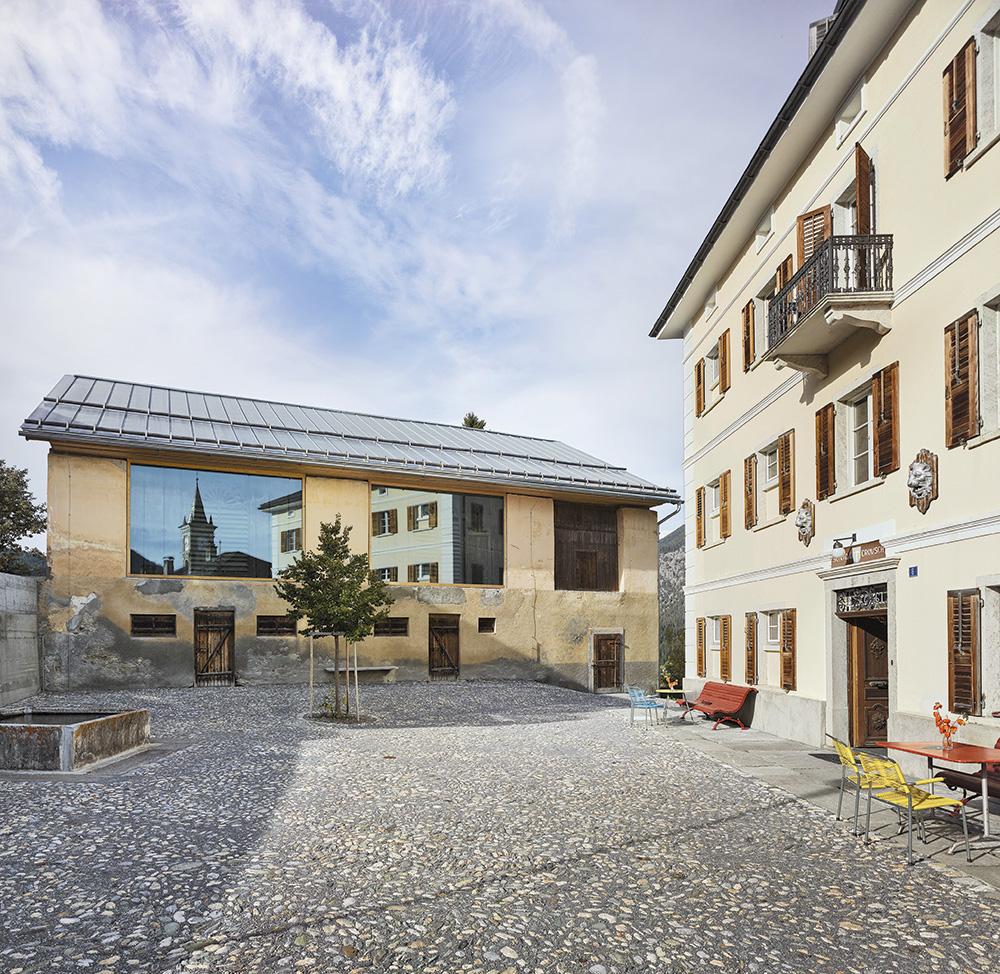 Das Wintertheater in der Scheune entwarfen Gasser, Derungs Innenarchitekturen zusammen mit Giovanni Netzer und Anina Weber. Sie gestalteten. auch die angrenzende Villa Carisch mit Theaterfoyer und Café.