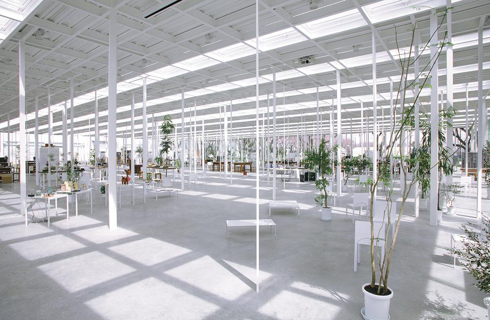 Insgesamt 300 unterschiedlich proportionierte und extrem schlanke Stützen bilden einen künstlichen Wald, der den offenen Hallenraum des Kanagawa Institute of Technology immer wieder neu definiert.