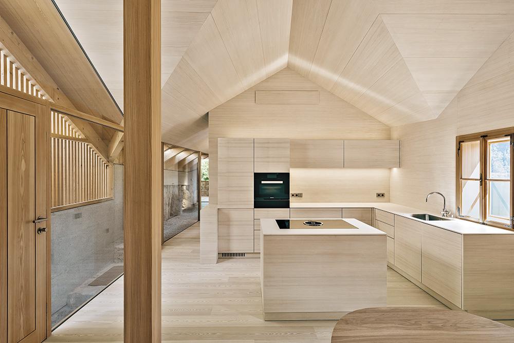 The space between rockface and glass wall also serves as a thermal buffer zone. Within the longitudinal interior space, the topography is clearly palpable.