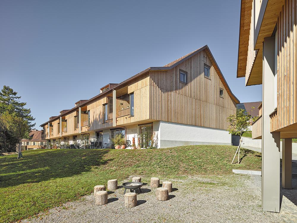 Die Terrassen der Etagenwohnungen und die Veranden der Maisonettwohnungen orientieren sich zum gemeinschaftlichen Außenraum.