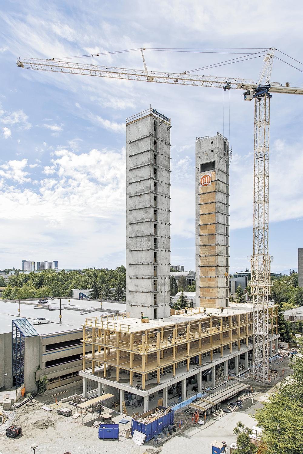 Studentenwohnheim Brock Commons, Vancouver: Die übereinander stehenden Holzstützen sind über Stahlrohrverbindungen ineinandergesteckt. Die Flachdecken aus Brettsperrholz sind ohne Unterzug in Dornen an den Stützenköpfen aufgelegt.