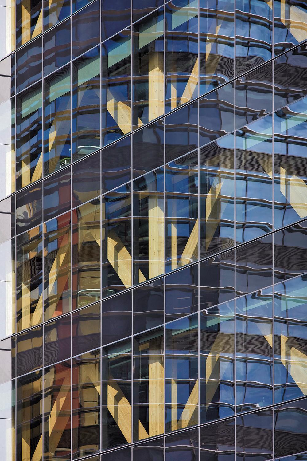 Das Bürogebäude 25 King Street in Brisbane ist eines der wenigen Holz-Hybridgebäude, bei denen das Tragwerk architektonisch zelebriert wird: im loftartigen Großraum als Decke, hinter horizontalen Glasbändern an der Fassade und im Erdgeschoss als frei stehende V-Stützen.