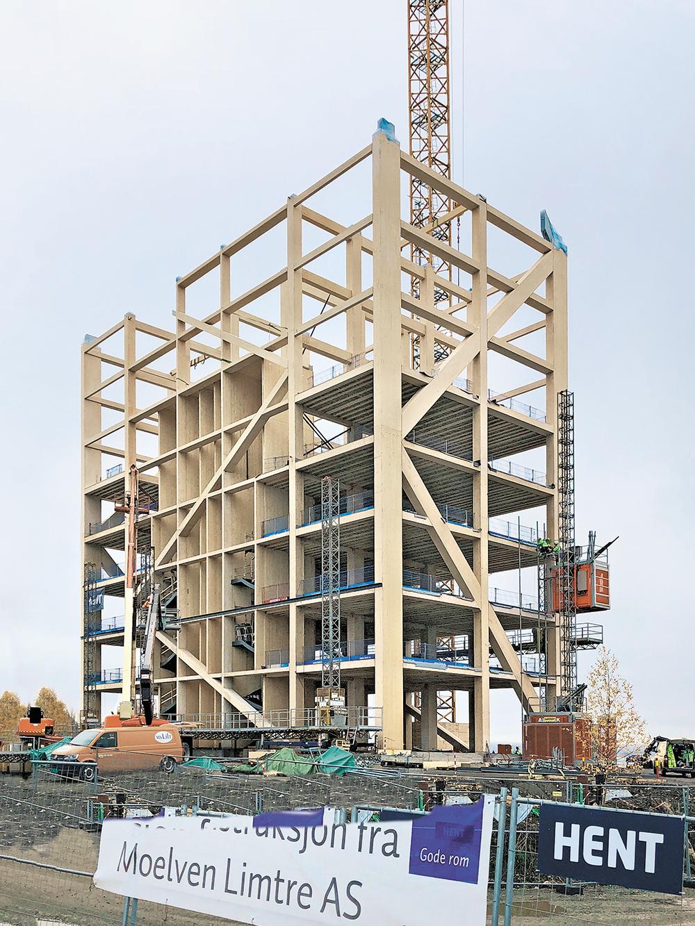 81 m Höhe sind auch mit Aufzugskern aus Brettsperrholz möglich: Die Aussteifung des Mjøstårnet bei Oslo erfolgt über Diagonalen des Holzfachwerks aus bis zu 1,5 m dicken Leimbindern. Die ersten zehn Geschosse erhielten leichte HolzHohlkastendecken mit Steinwollefüllung, vom 12. bis 18. Obergeschoss sorgen 30 cm dicke Stahlbetondecken für Schwingungsdämpfung und erhöhten Schallschutz.