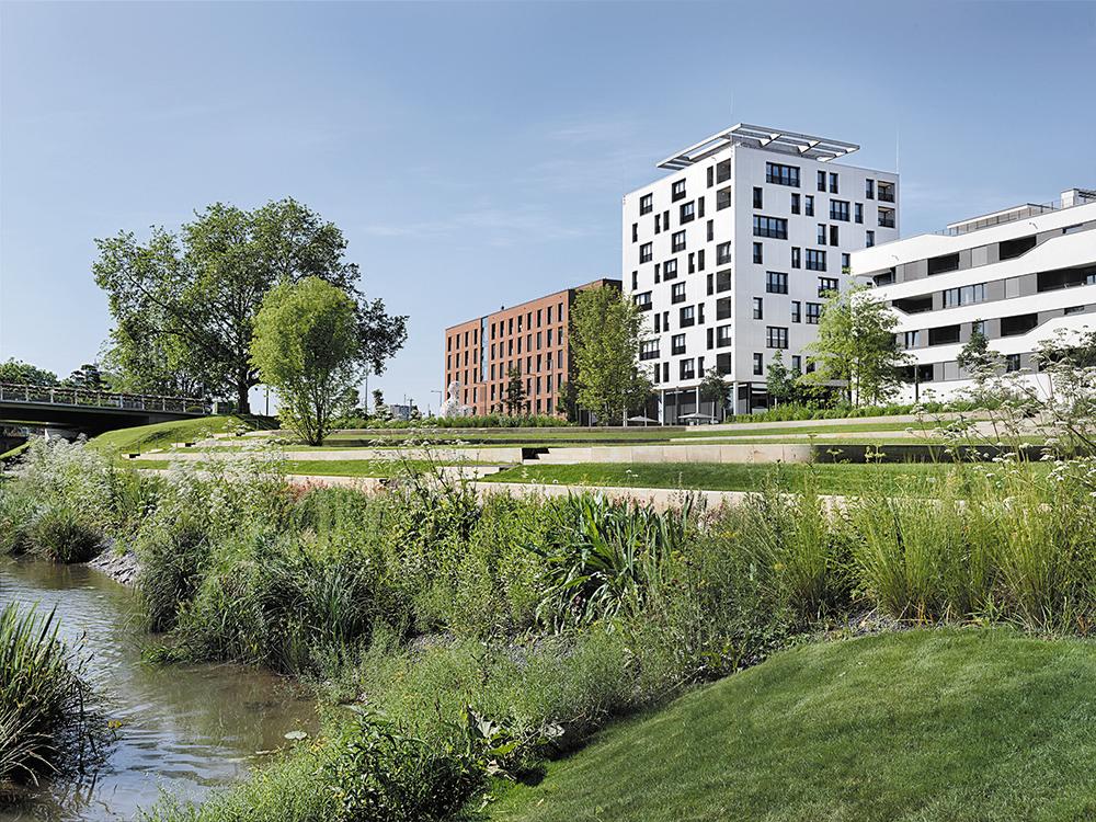 The top three storeys and the communal roof terrace rise above the new Neckarbogen district. Despite their high quality, the dwellings are affordable.