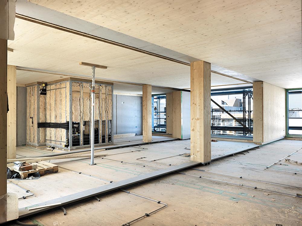 Innen dienen HEM 300 als Auflager für Stützen und Deckenplatten mit wirtschaftlichen Spannweiten.
