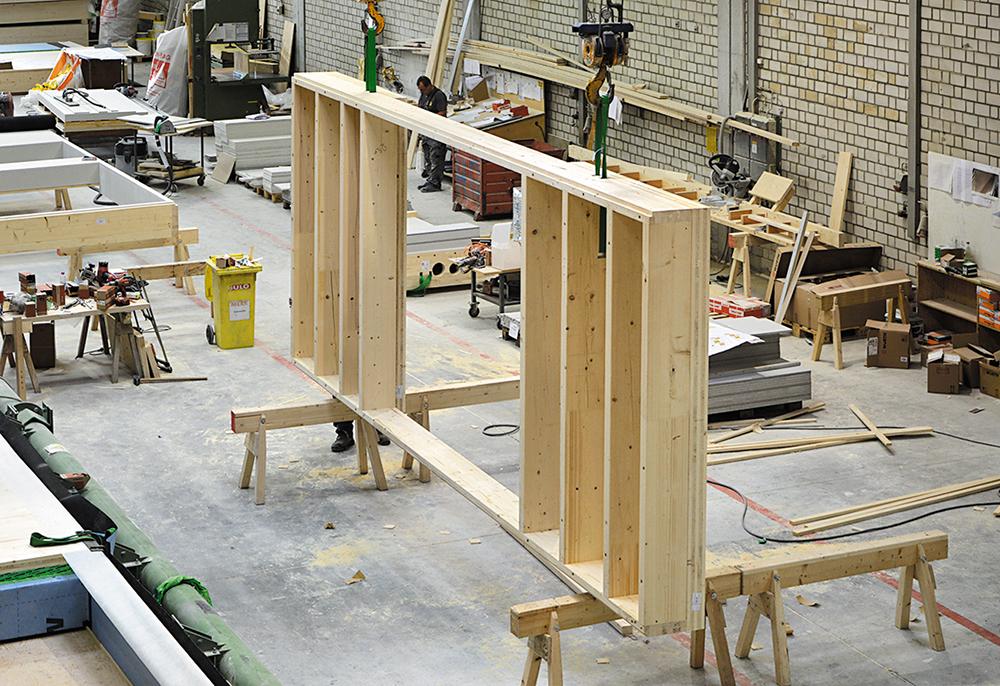Die nichttragenden Außenwandelemente in Holzrahmenbauweise werden im Werk vorgefertigt.