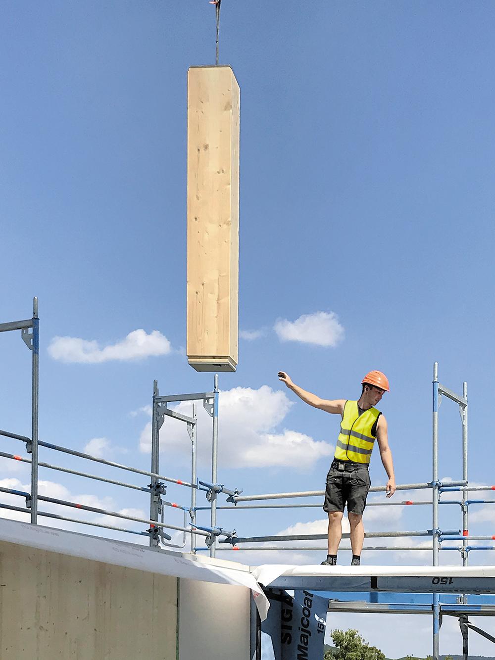 Am Fuß und Kopf der Holzstützen sind Stahlplatten zum Anschluss an den Stahlträger integriert.