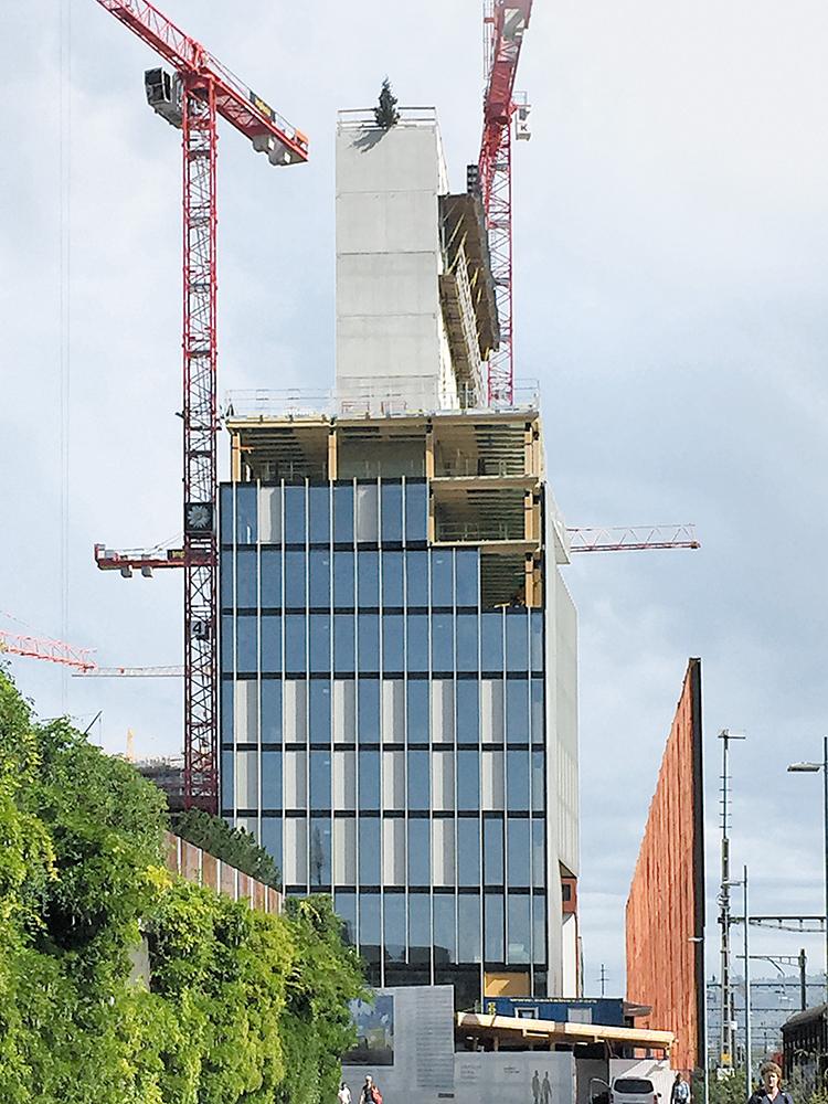 Beim Hochhaus des Campus wurde der Stahlbetonkern mit einem Vorlauf von drei Wochen betoniert. Die Holzkonstruktion und der Fassadenbau folgten zeitversetzt.