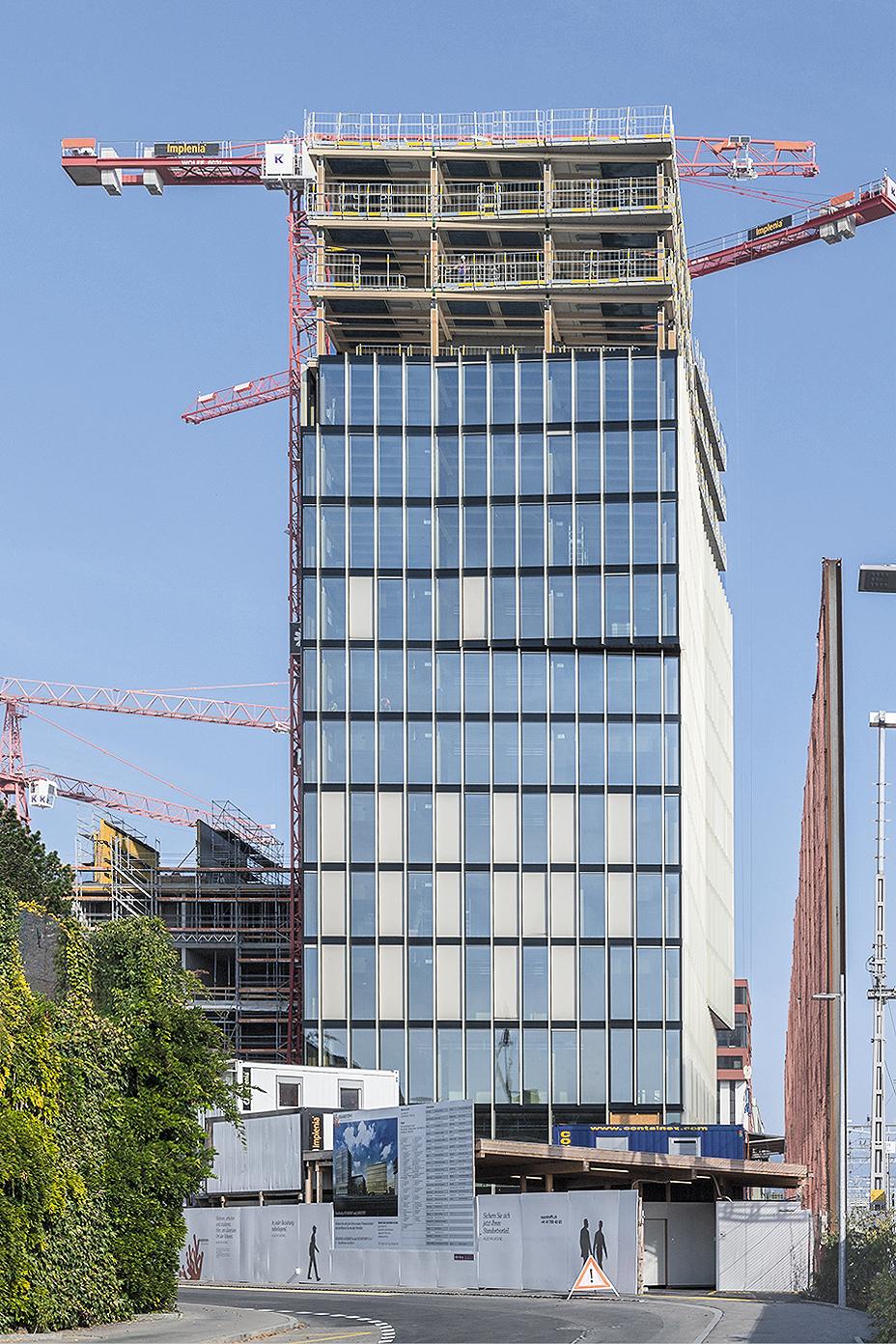 Beim Hochhaus des Campus wurde der Stahlbetonkern mit einem Vorlauf von drei Wochen betoniert. Die Holzkonstruktion und der Fassadenbau folgten zeitversetzt.
