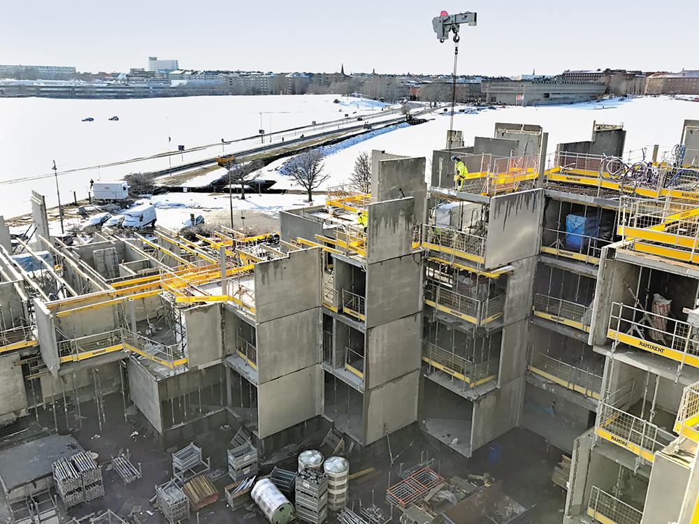 Die Wohnungen sind auf einem Raster von 3,60 × 3,60 m aufgebaut. Die Außenwände sind Beton-Sandwichelemente. Trotz der Schottenbauweise sind offene Grundrisse entstanden.