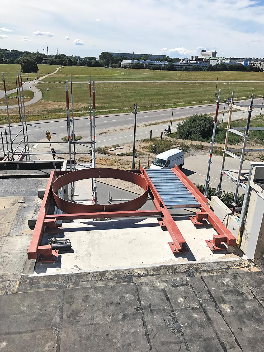 In die privaten Dachterrassen sind runde Ausschnitte für Spindeltreppen ausgespart. Die Ausführung in Stahl vereinfacht Statik und Präzision.