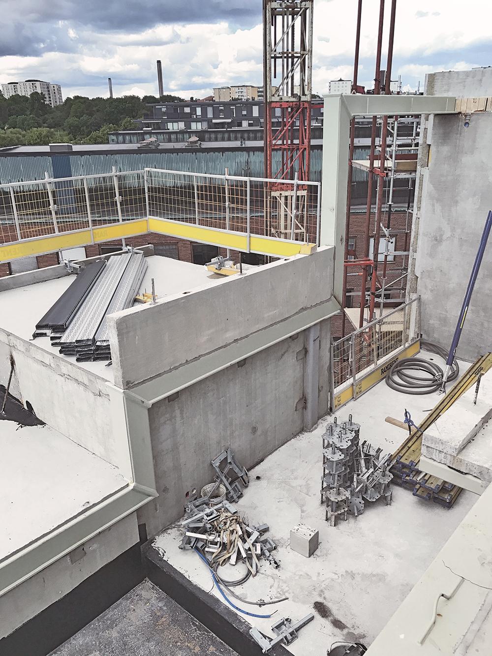 Durch die Terrassierung entstehen Auskragungen. Deckengleiche Träger und Stützen aus Stahl verstärken die Betonkonstruktion.