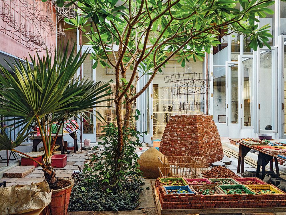 Zu Besuch bei Studio Mumbai in der indischen Megacity: Der interdisziplinäre Think-tank nutzt seine Atelierräume und -höfe für Experimente und Ideen. Hier werden Materialien getestet und Modelle gebaut, um gezielt konkrete Projekte voranzubringen.