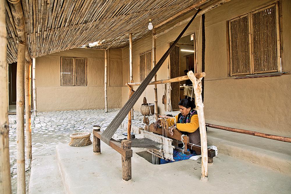 Lehmböden und Bambusdächer: Die meisten Materialien für das Ganga Maki-Textilstudio kommen aus einem Umkreis von nur wenigen Kilometern.