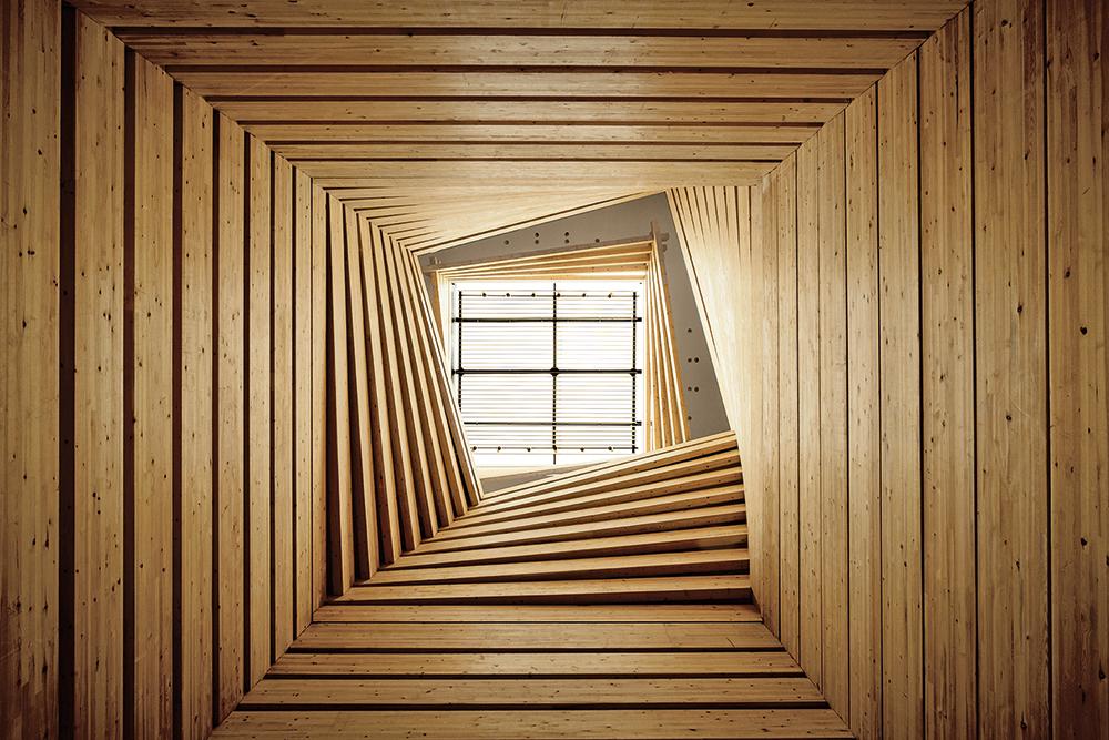 Das zentrale Atrium schraubt sich durch alle Geschosse, bringt Tageslicht in die gesamten Ausstellungsflächen und schafft differenzierte Lichtsituationen.
