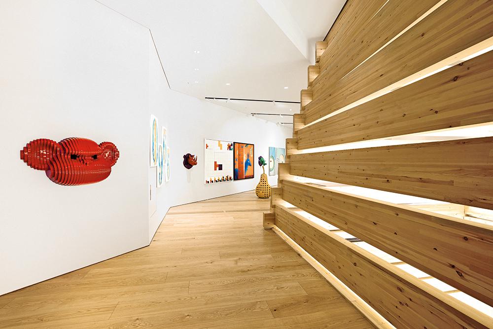 Die Kombination heller Eichenholzböden und weißer Kalkputzwände schafft gemeinsam mit der indirekten Beleuchtung eine zeitlose Atmosphäre in den Räumlichkeiten des Museums.