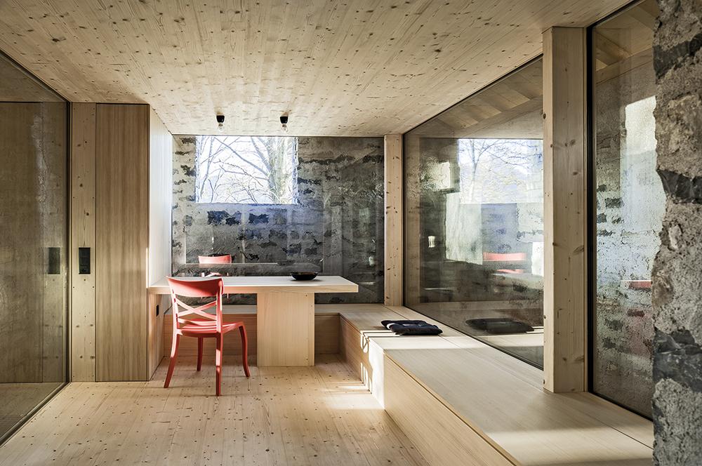 Die Wohneinheit für Feriengäste verfügt nur über ein Schlafzimmer. Unter den Sitzbänken des Wohnund Essbereiches sind Matratzen für zwei weitere Gäste verstaut.