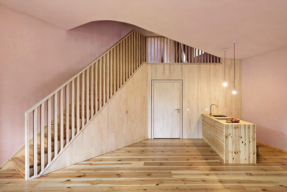 Die Verwendung natürlicher Baustoffe war ein Anliegen von Bauherren und Architekten: Die Holzkonstruktion ist mit Strohballen gedämmt, mit Lehm verputzt und mit Lärchenholz verkleidet.