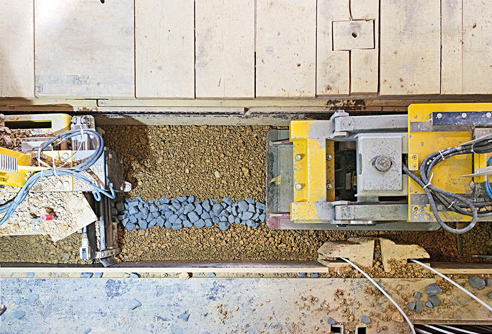 Die Lehmwände wurden inklusive Schaumglasdämmung in rund 30 m langen Streifen gestampft, anschließend in große Blöcke zerschnitten, in einer Halle neben dem Bauplatz zwischengelagert und schließlich am Rohbau montiert.