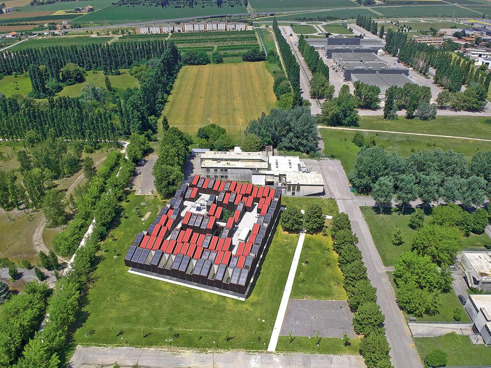 The light shafts on the roof act as solar ex-haust chimneys in summer; in winter they provide additional heat for the rooms below.