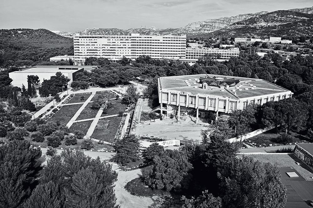 Das geschlossene Bestandsgebäude aus den 1960er-Jahren beinhaltete die Mensa des Hochschulcampus. Ergänzungen öffnen den Bau zur Umgebung.